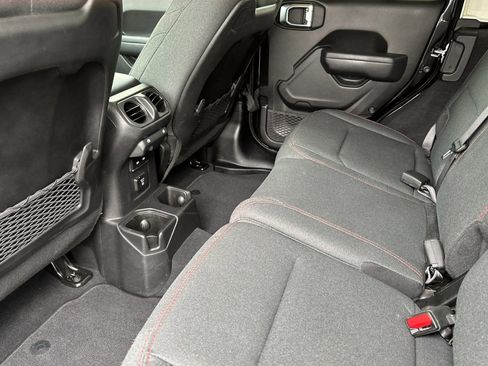 Used 2025 Jeep Wrangler Unlimited Rubicon image 12