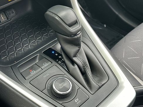 Used 2021 Toyota RAV4 XLE w/ Convenience Package image 18
