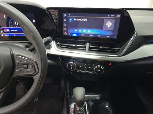 Used 2025 Chevrolet Trax LT FWD image 12