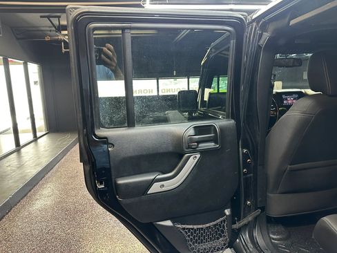 Used 2017 Jeep Wrangler Unlimited Rubicon AWD/4WD image 17