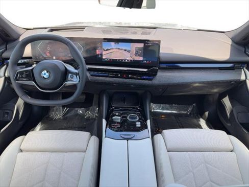 Used 2025 BMW 530i w/ Premium Package RWD image 9