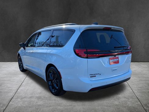 New 2026 Chrysler Pacifica Select image 6