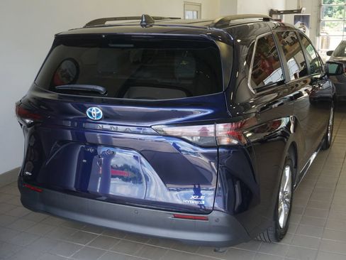 Used 2024 Toyota Sienna XLE w/ XLE Plus Package AWD/4WD image 17