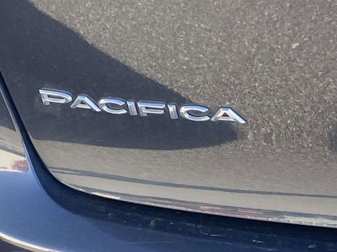 Used 2020 Chrysler Pacifica Touring-L image 11
