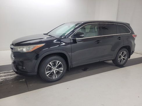 Used 2016 Toyota Highlander XLE AWD/4WD image 2