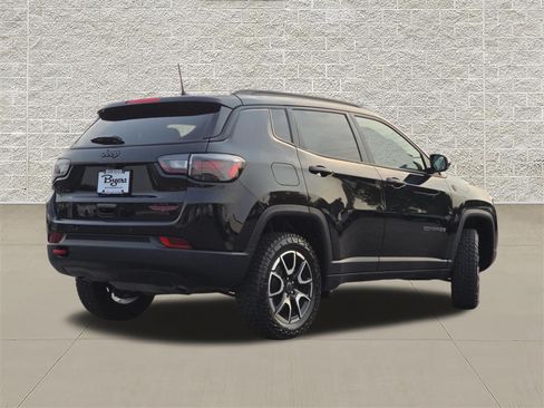 Used 2025 Jeep Compass Trailhawk w/ Trailhawk Elite Group AWD/4WD image 7