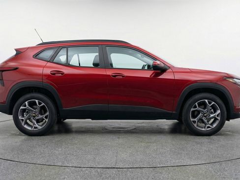 Used 2025 Chevrolet Trax LT image 11