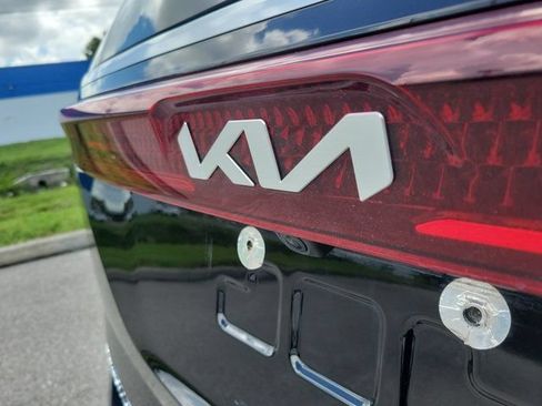 Used 2022 Kia Carnival LX FWD image 7