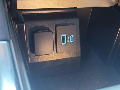 Used 2021 Ford Explorer XLT w/ Equipment Group 202A image 24