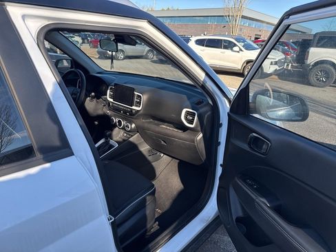 Used 2023 Hyundai Venue Limited image 12