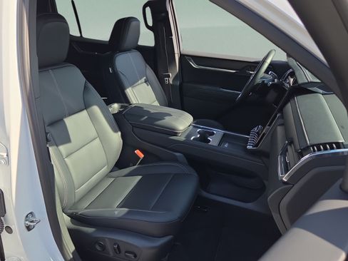 Used 2026 GMC Acadia Elevation w/ Elevation Premium Package FWD image 15