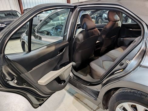 Used 2018 Toyota Camry LE image 19