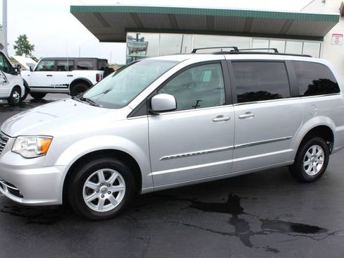 Used 2012 Chrysler Town & Country Touring image 4