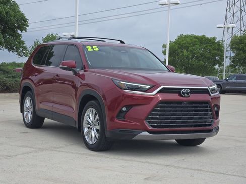 Used 2025 Toyota Grand Highlander AWD image 3
