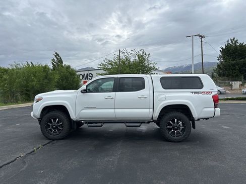 Used 2017 Toyota Tacoma TRD Sport AWD/4WD image 8