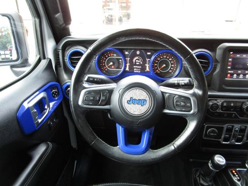 Used 2020 Jeep Gladiator Overland w/ Cold Weather Group image 11