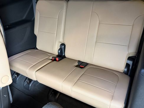 Used 2023 Chevrolet Traverse Premier image 22