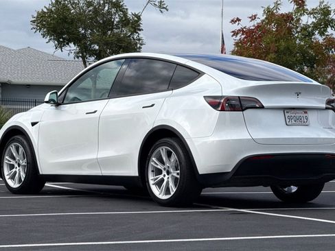 Used 2023 Tesla Model Y Long Range image 3