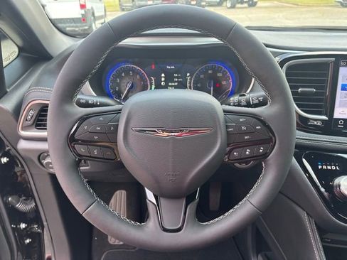 New 2026 Chrysler Pacifica Limited w/ Uconnect Theater Family Group image 18