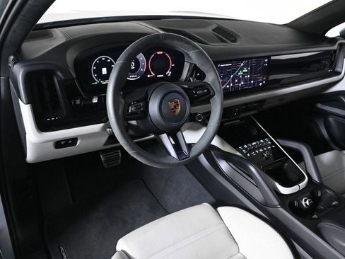Certified 2025 Porsche Cayenne GTS AWD/4WD image 4