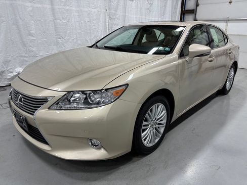 Used 2014 Lexus ES 350 w/ Luxury Package FWD image 3