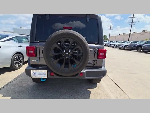 Used 2022 Jeep Wrangler Unlimited Sahara w/ Cold Weather Group AWD/4WD image 37