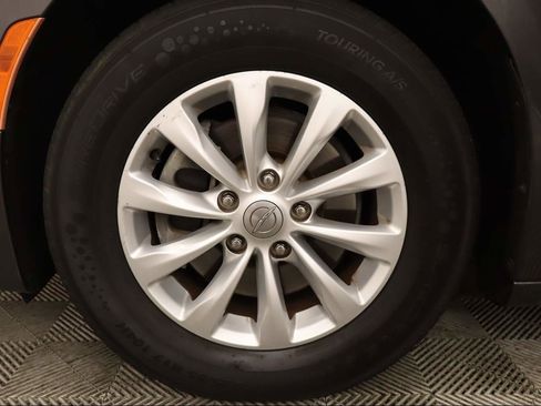 Used 2019 Chrysler Pacifica Touring-L image 6