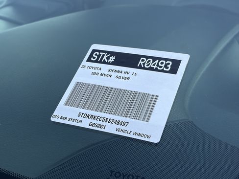 Certified 2025 Toyota Sienna LE FWD image 32