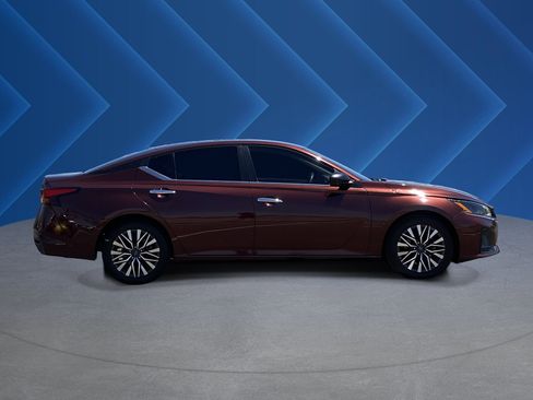 Used 2024 Nissan Altima 2.5 SV FWD image 2