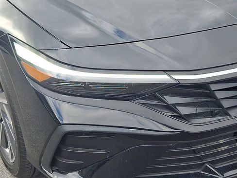 Certified 2025 Hyundai Elantra Sport FWD image 9