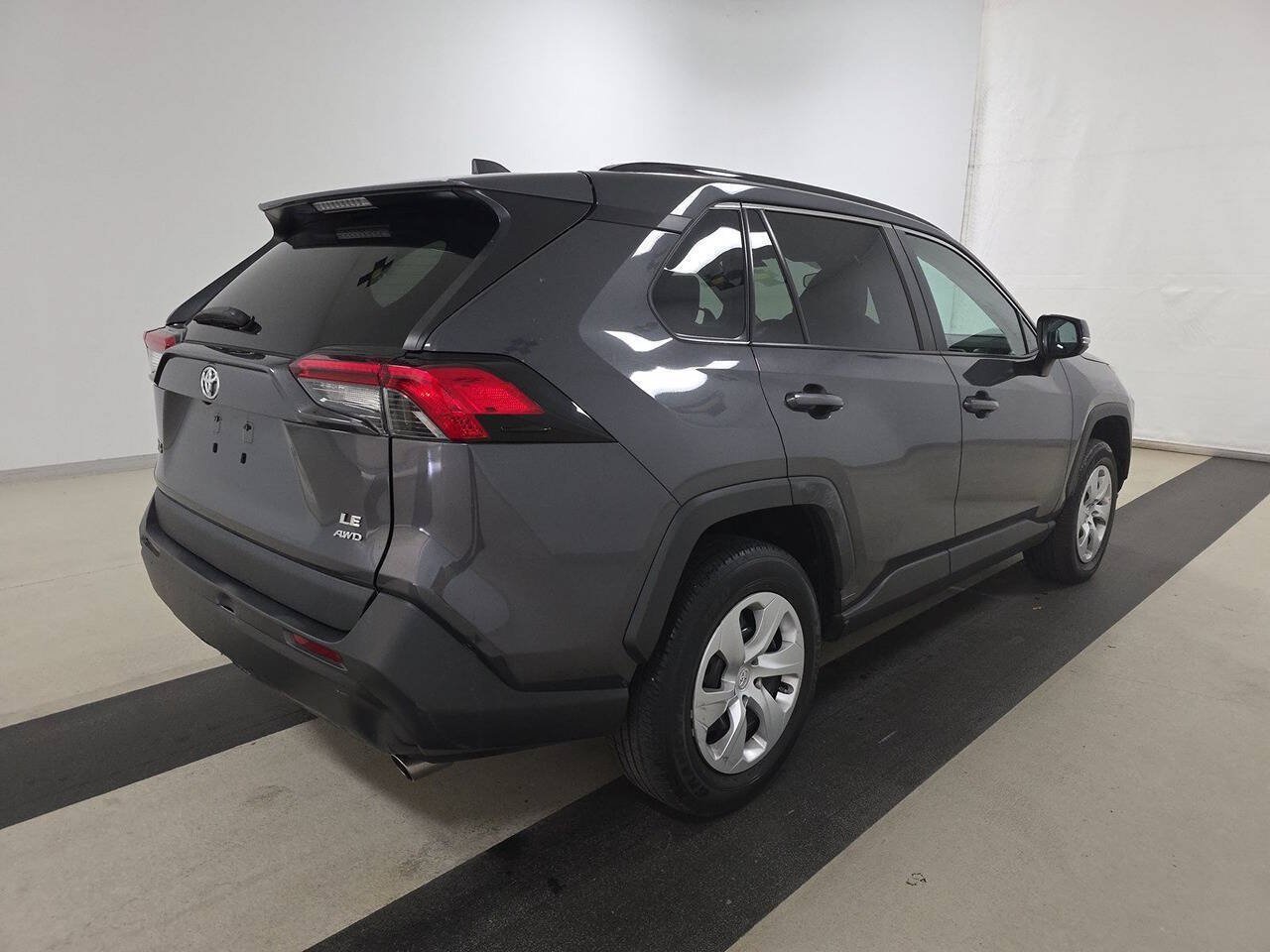 Used 2020 Toyota RAV4 LE AWD/4WD image 4