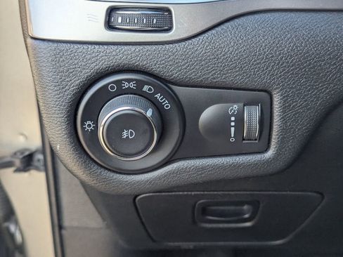 Used 2019 Jeep Cherokee Latitude w/ Popular Appearance Group FWD image 25