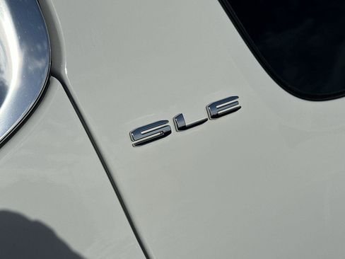Certified 2022 GMC Acadia SLE image 32