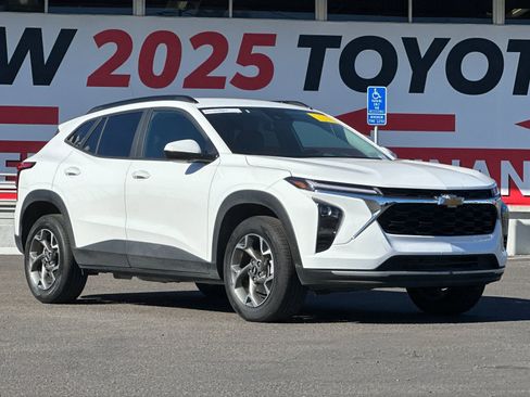 Used 2025 Chevrolet Trax LT w/ LT Convenience Package image 8