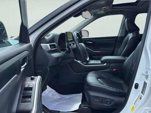 Used 2023 Toyota Highlander XLE AWD/4WD image 24