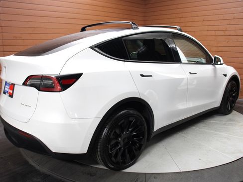 Used 2022 Tesla Model Y Long Range image 18