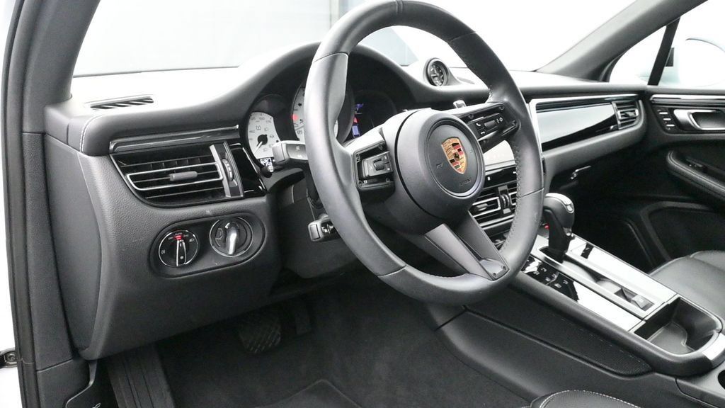 Certified 2026 Porsche Macan S AWD/4WD image 5