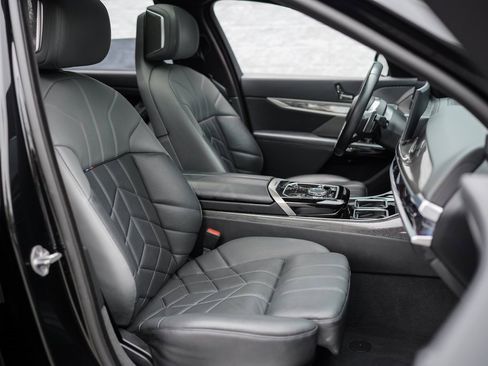 Used 2023 BMW 760i xDrive 760i xDrive w/ Executive Package image 25