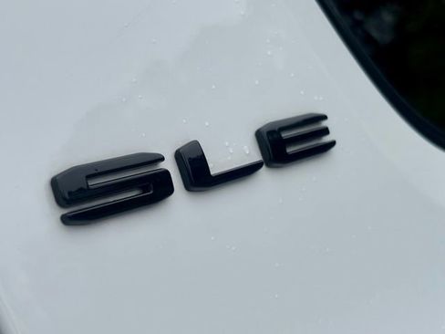 Used 2023 GMC Acadia SLE w/ Driver Convenience Package FWD image 16