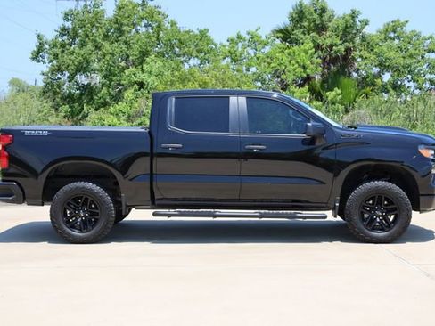 Used 2024 Chevrolet Silverado 1500 Custom Trail Boss w/ Dark Appearance Package AWD/4WD image 4