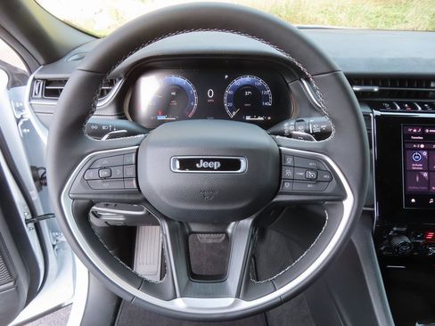 New 2025 Jeep Grand Cherokee Altitude image 4