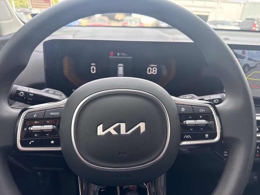 Used 2025 Kia Sorento LX FWD image 15