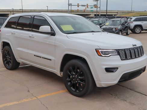 Used 2022 Jeep Grand Cherokee Laredo X AWD/4WD image 4