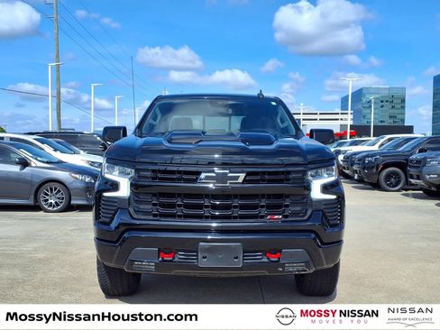 Used 2025 Chevrolet Silverado 1500 LT Trail Boss w/ Convenience Package II AWD/4WD image 3