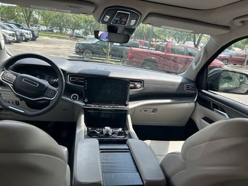 Used 2024 Jeep Wagoneer Series III w/ Premium Group I AWD/4WD image 8