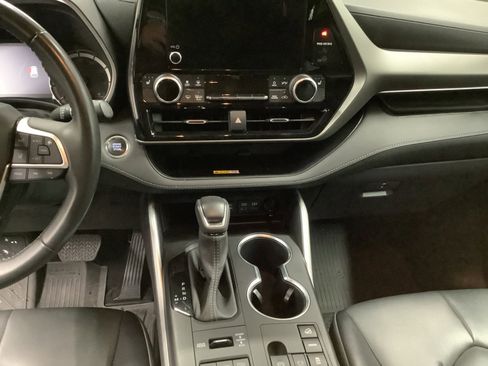 Used 2023 Toyota Highlander XLE image 11