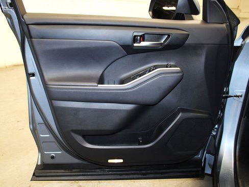 Used 2023 Toyota Highlander XLE AWD/4WD image 25