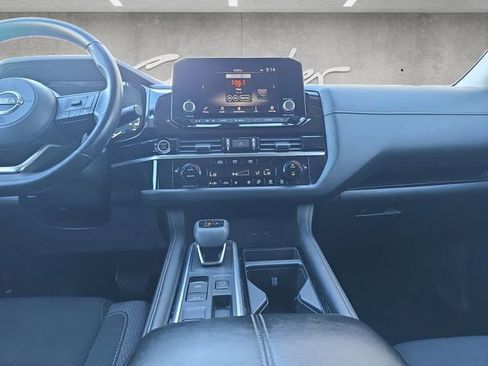 Used 2024 Nissan Pathfinder SV image 3