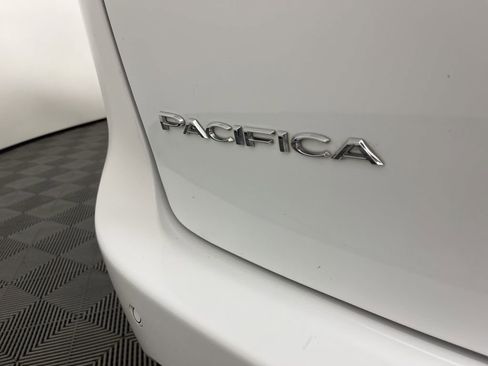 Used 2024 Chrysler Pacifica Touring-L image 3