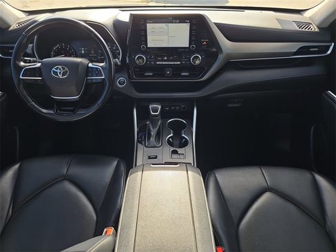 Used 2021 Toyota Highlander XLE image 15